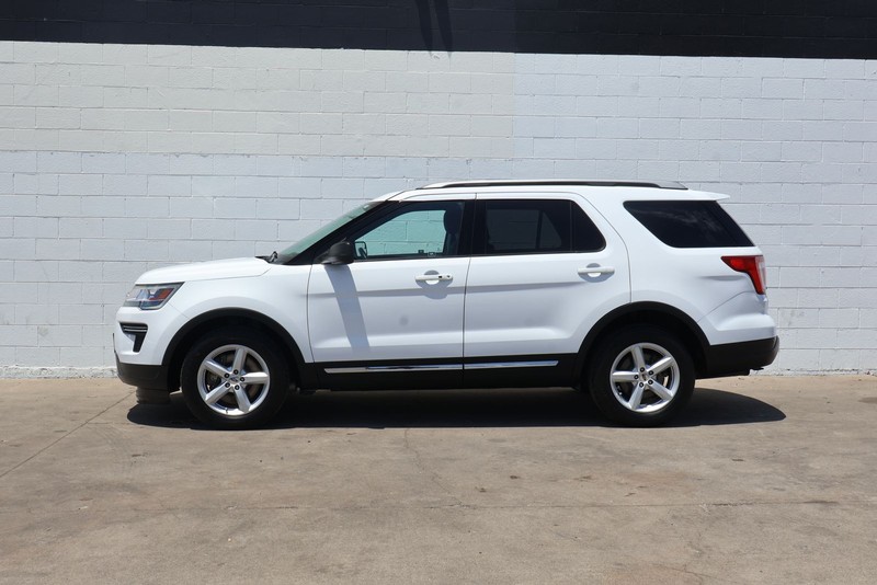 Ford Explorer Vehicle Full-screen Gallery Image 10