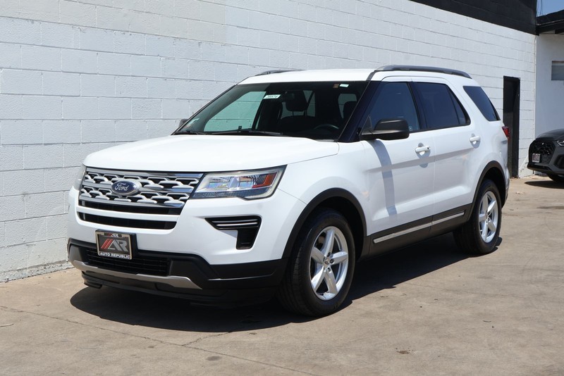 Ford Explorer Vehicle Full-screen Gallery Image 11