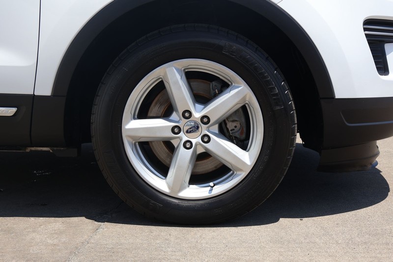 Ford Explorer Vehicle Full-screen Gallery Image 13