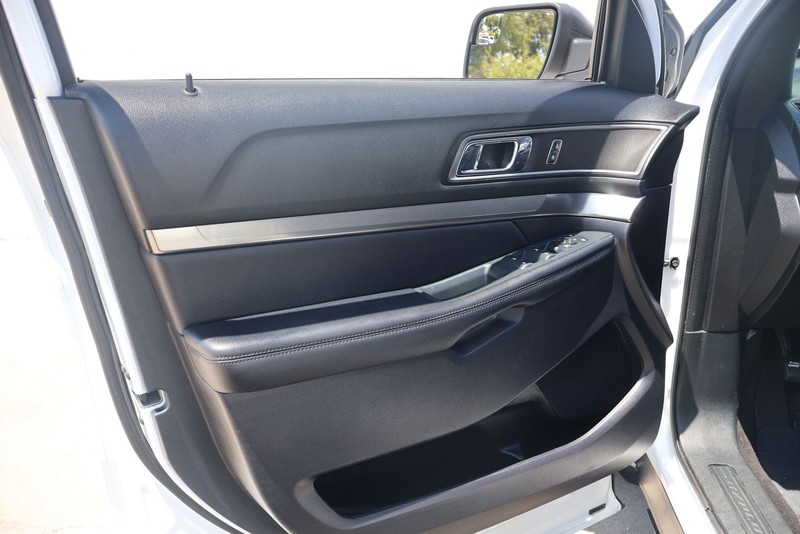 Ford Explorer Vehicle Full-screen Gallery Image 14