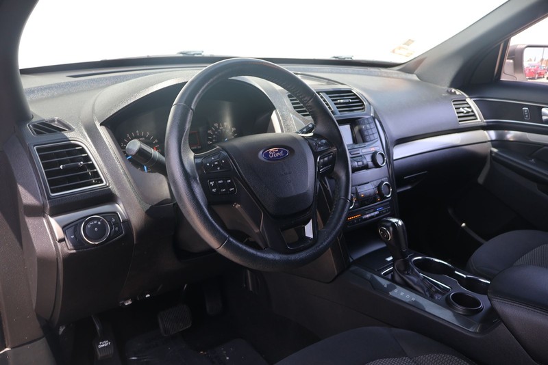 Ford Explorer Vehicle Full-screen Gallery Image 15