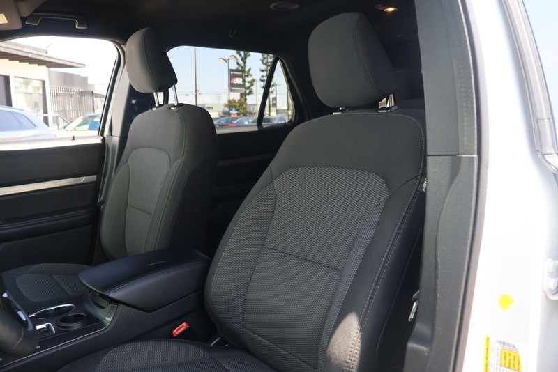 Ford Explorer Vehicle Full-screen Gallery Image 16