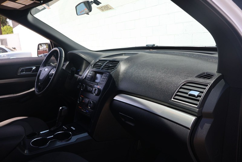 Ford Explorer Vehicle Full-screen Gallery Image 18