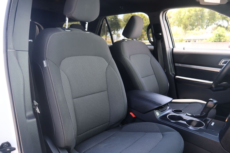 Ford Explorer Vehicle Full-screen Gallery Image 19