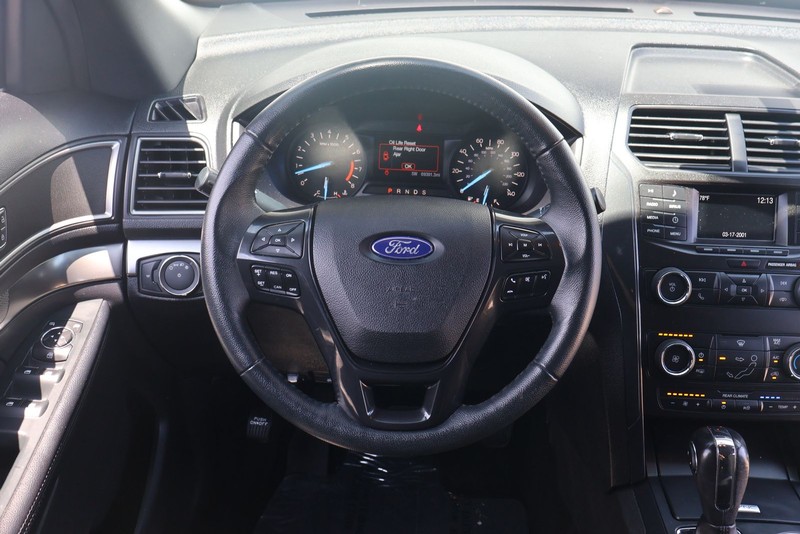 Ford Explorer Vehicle Full-screen Gallery Image 24