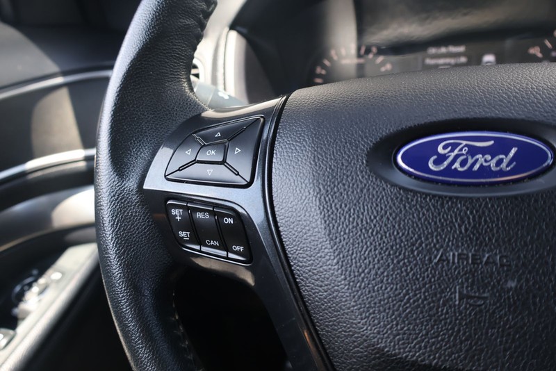 Ford Explorer Vehicle Full-screen Gallery Image 25