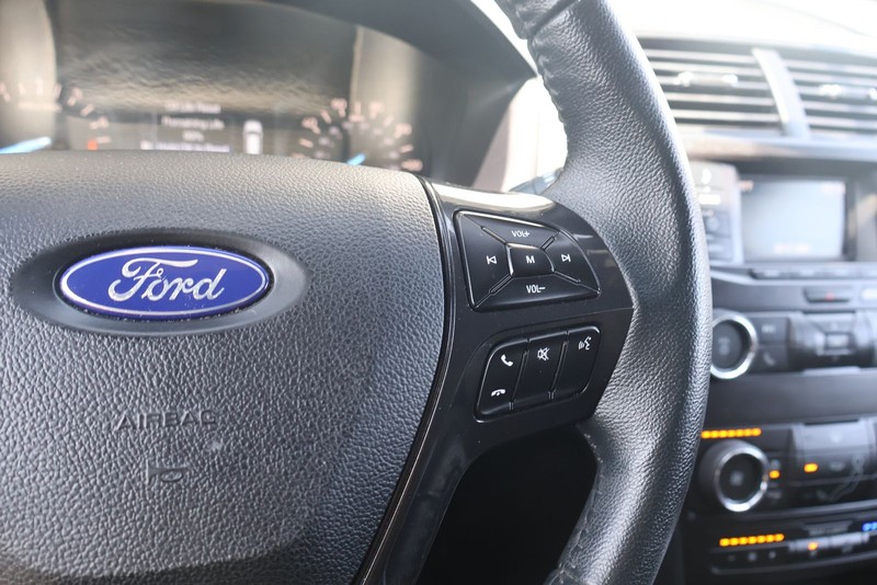 Ford Explorer Vehicle Full-screen Gallery Image 26