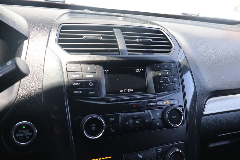 Ford Explorer Vehicle Full-screen Gallery Image 28