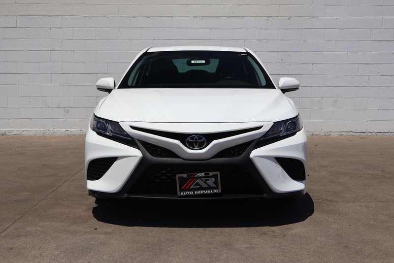 Toyota Camry Vehicle Full-screen Gallery Image 02