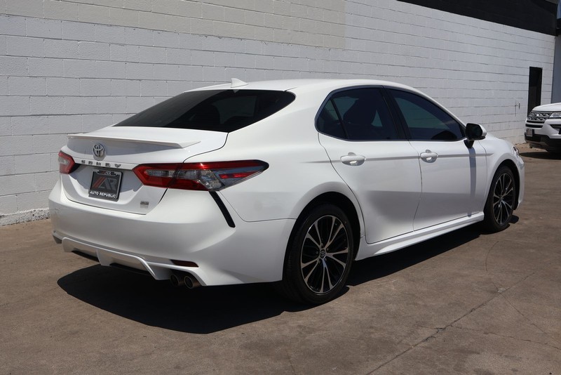 Toyota Camry Vehicle Full-screen Gallery Image 05