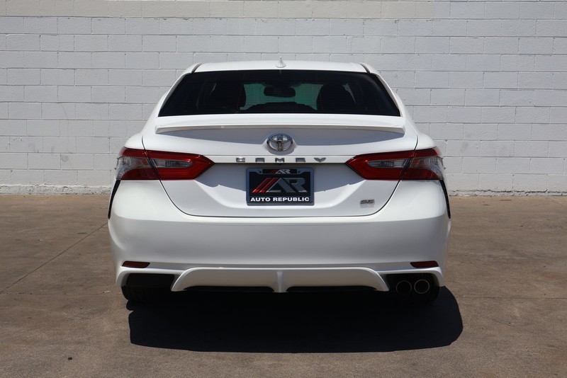 Toyota Camry Vehicle Full-screen Gallery Image 06