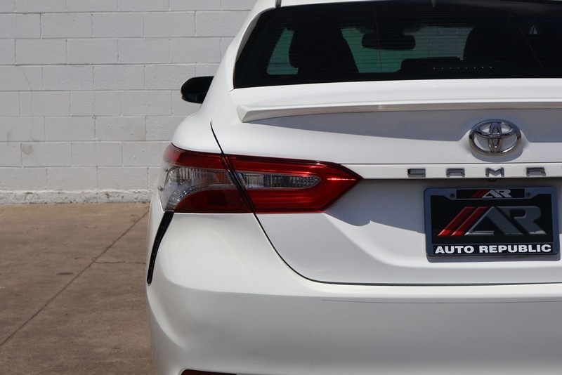 Toyota Camry Vehicle Full-screen Gallery Image 07