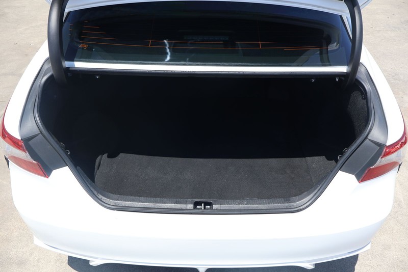 Toyota Camry Vehicle Full-screen Gallery Image 08