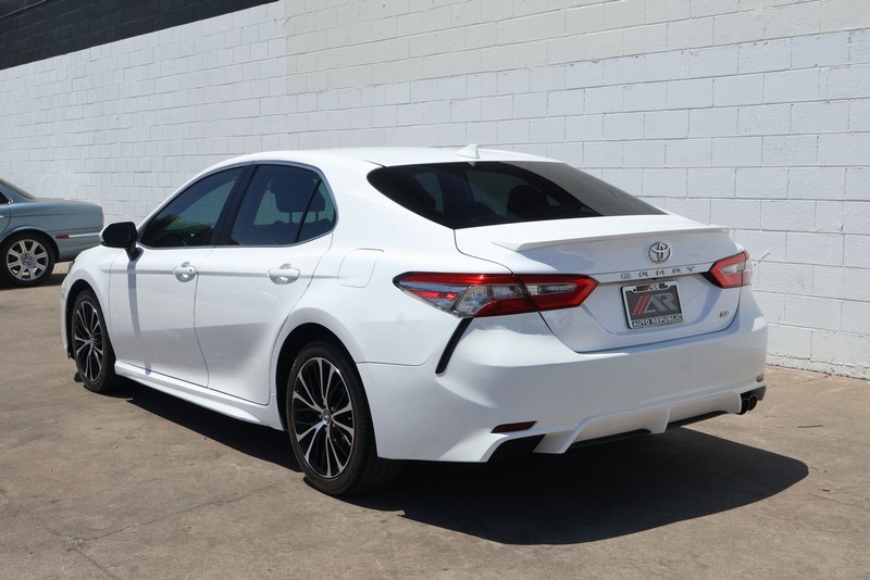 Toyota Camry Vehicle Full-screen Gallery Image 09