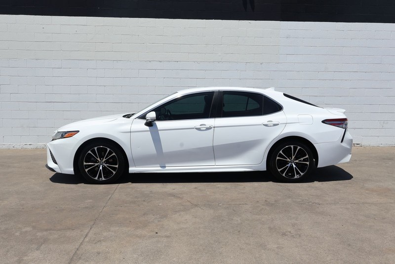 Toyota Camry Vehicle Full-screen Gallery Image 10