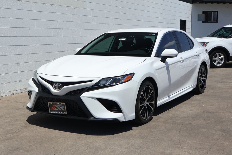 Toyota Camry Vehicle Full-screen Gallery Image 11