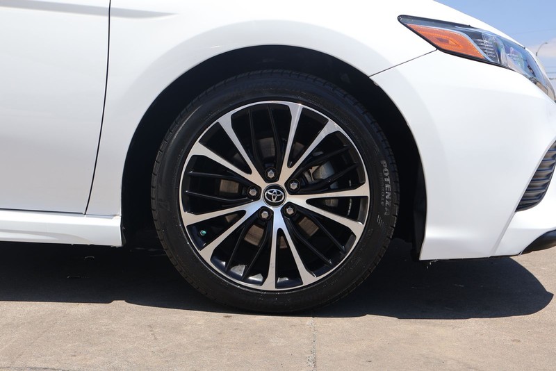Toyota Camry Vehicle Full-screen Gallery Image 13