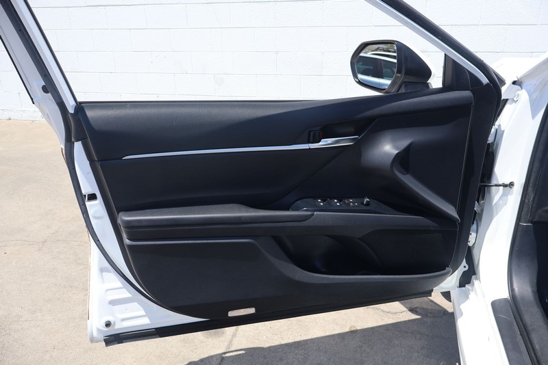 Toyota Camry Vehicle Full-screen Gallery Image 14