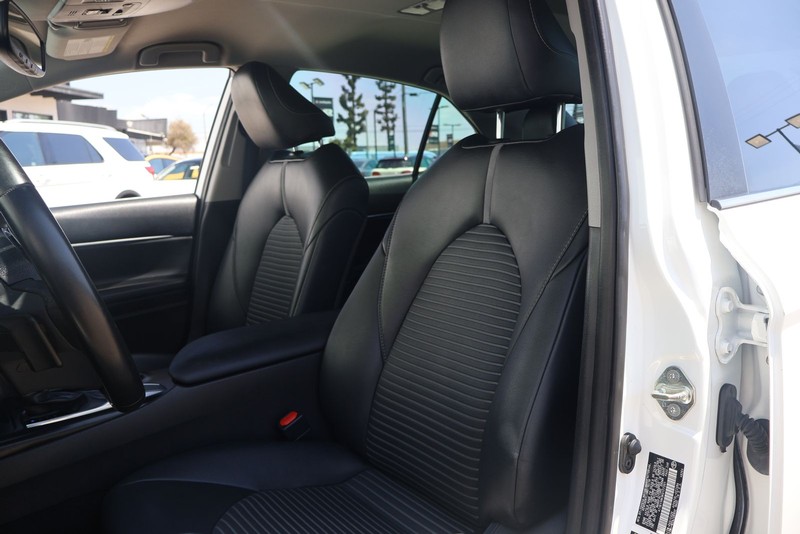 Toyota Camry Vehicle Full-screen Gallery Image 16