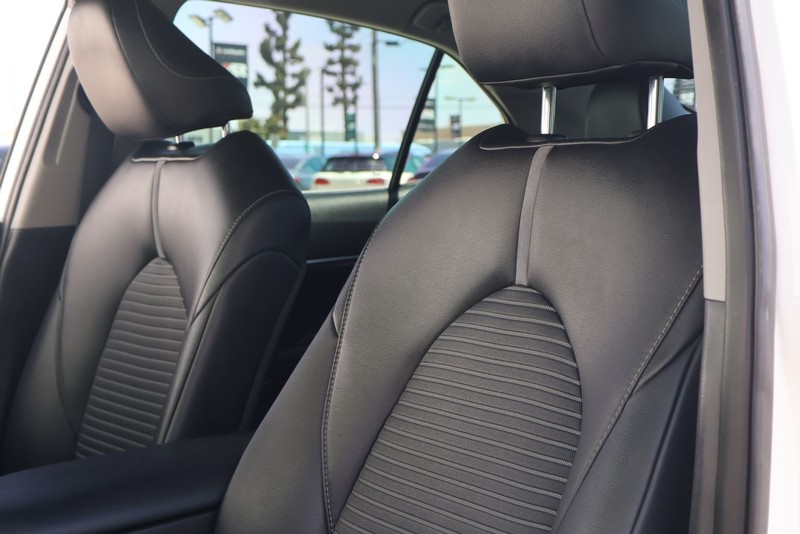 Toyota Camry Vehicle Full-screen Gallery Image 17