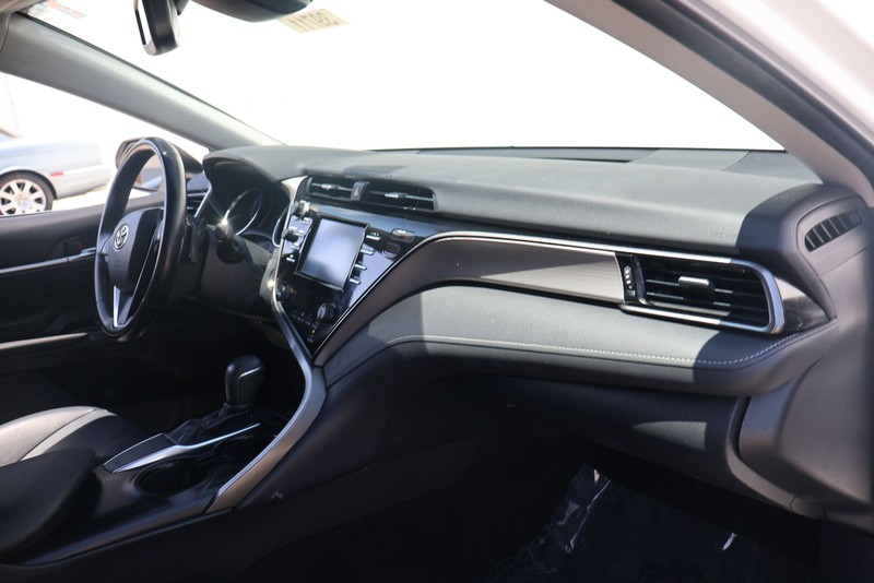 Toyota Camry Vehicle Full-screen Gallery Image 18