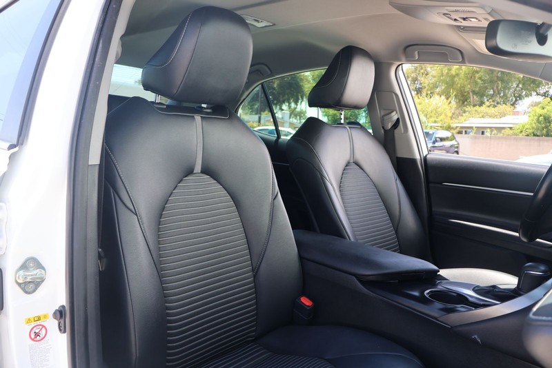Toyota Camry Vehicle Full-screen Gallery Image 19
