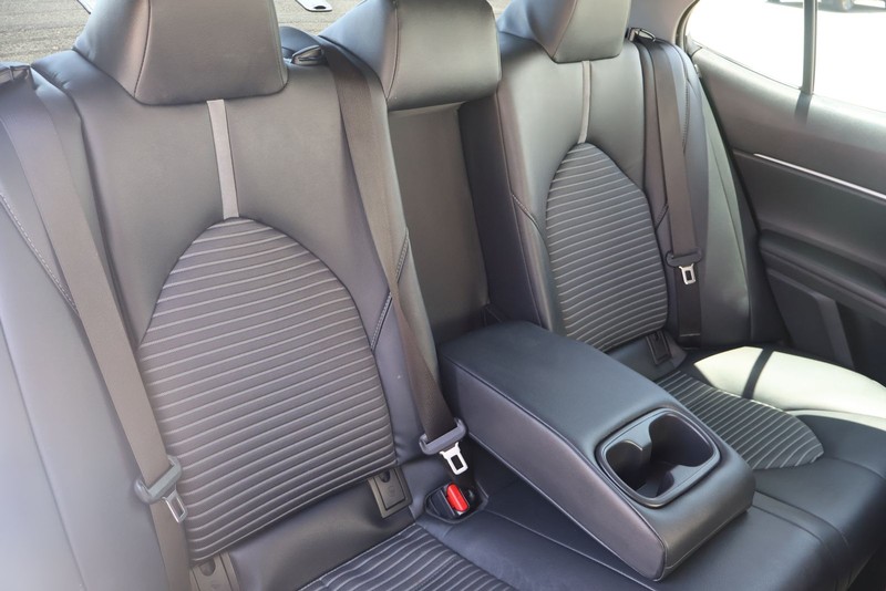 Toyota Camry Vehicle Full-screen Gallery Image 20
