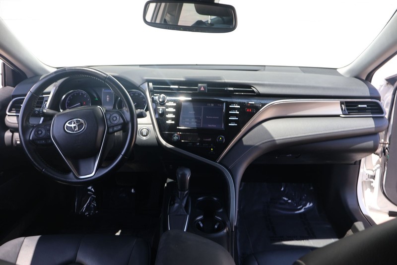 Toyota Camry Vehicle Full-screen Gallery Image 21