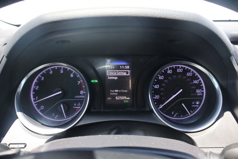 Toyota Camry Vehicle Full-screen Gallery Image 22