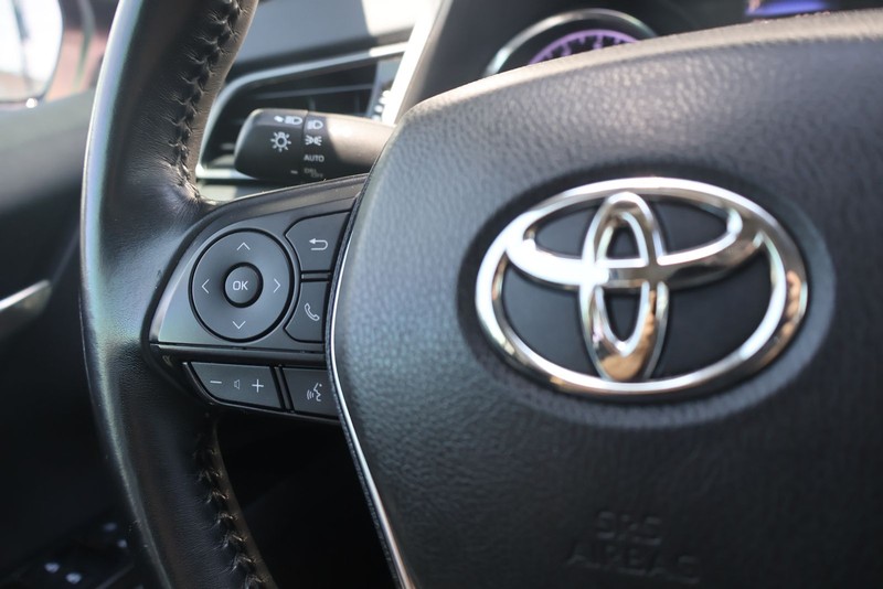 Toyota Camry Vehicle Full-screen Gallery Image 24