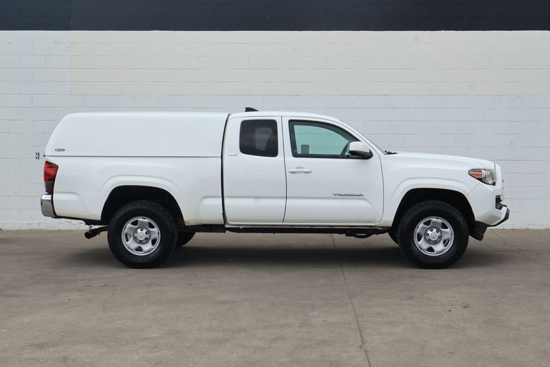 Toyota Tacoma Vehicle Full-screen Gallery Image 01