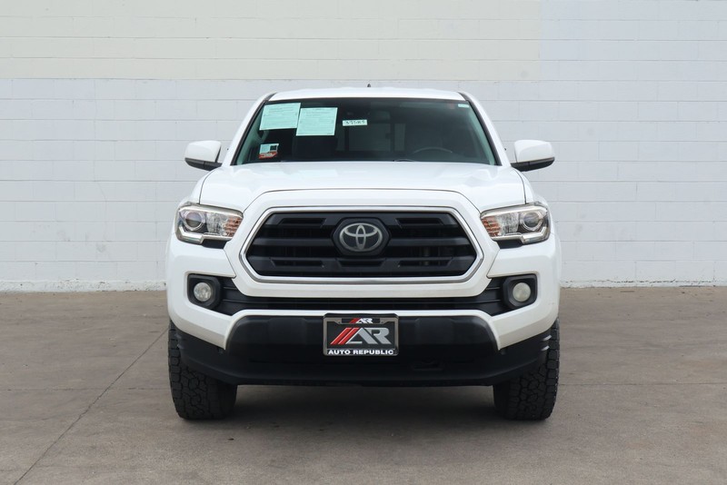 Toyota Tacoma Vehicle Full-screen Gallery Image 03
