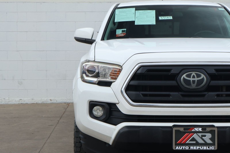Toyota Tacoma Vehicle Full-screen Gallery Image 04