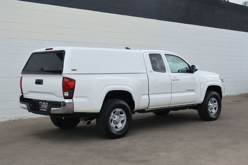 Toyota Tacoma Vehicle Full-screen Gallery Image 05