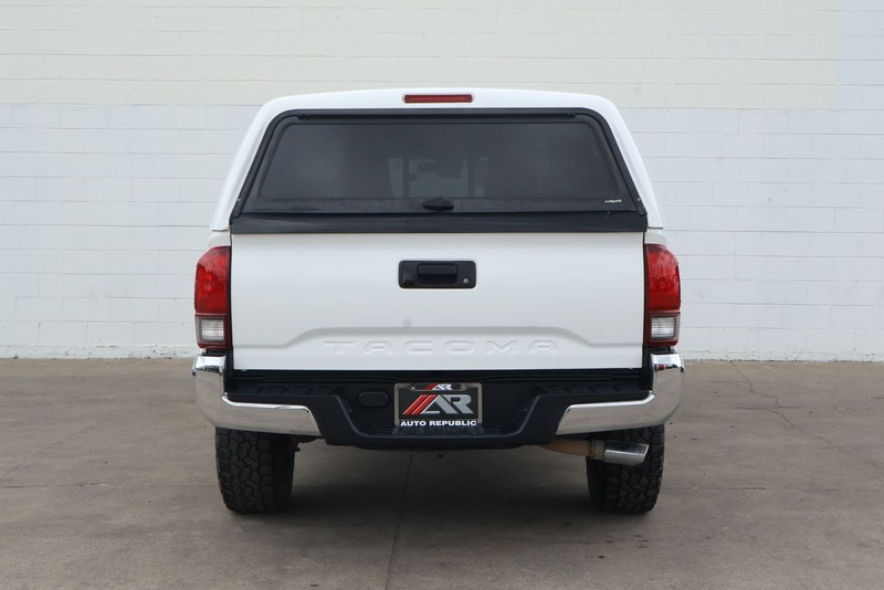 Toyota Tacoma Vehicle Full-screen Gallery Image 06