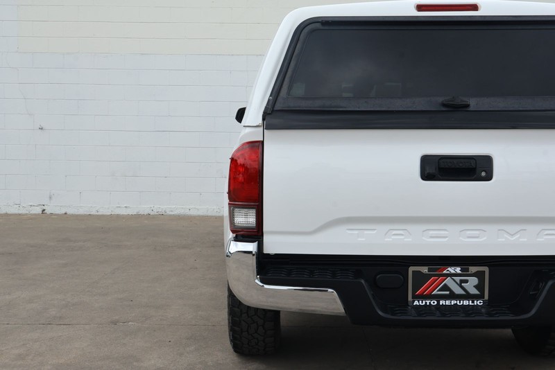 Toyota Tacoma Vehicle Full-screen Gallery Image 07