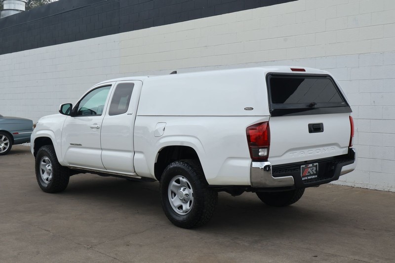 Toyota Tacoma Vehicle Full-screen Gallery Image 09