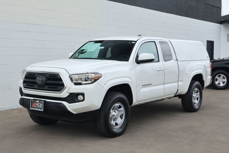 Toyota Tacoma Vehicle Full-screen Gallery Image 11