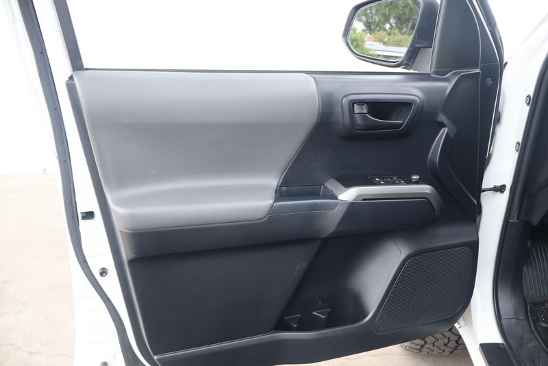 Toyota Tacoma Vehicle Full-screen Gallery Image 14