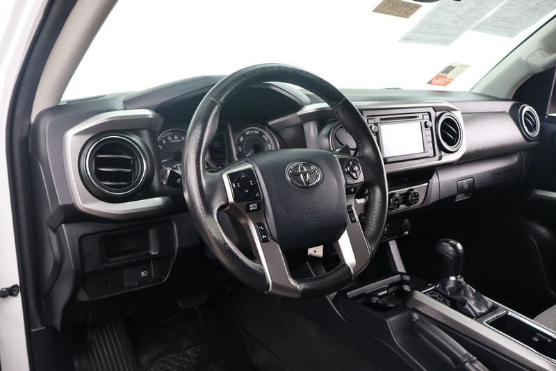 Toyota Tacoma Vehicle Full-screen Gallery Image 15