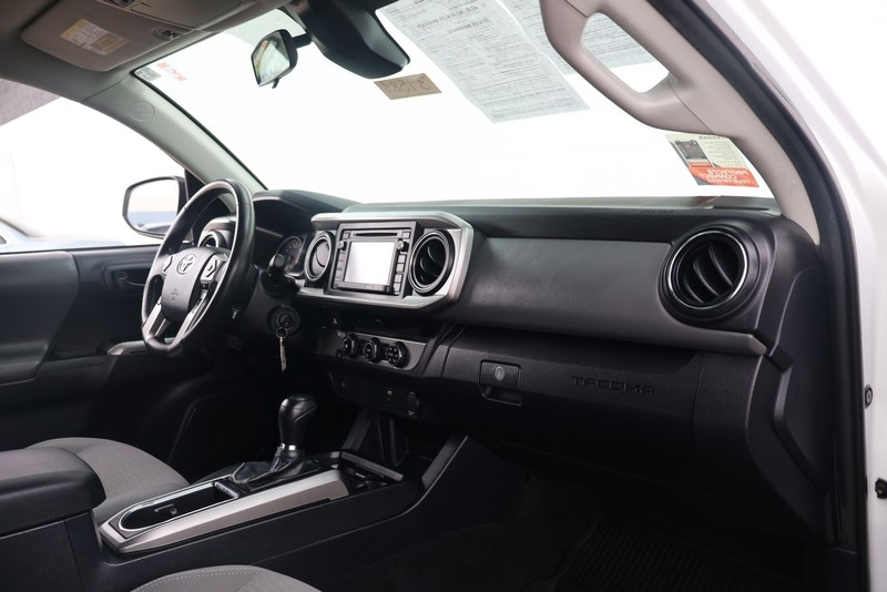 Toyota Tacoma Vehicle Full-screen Gallery Image 18