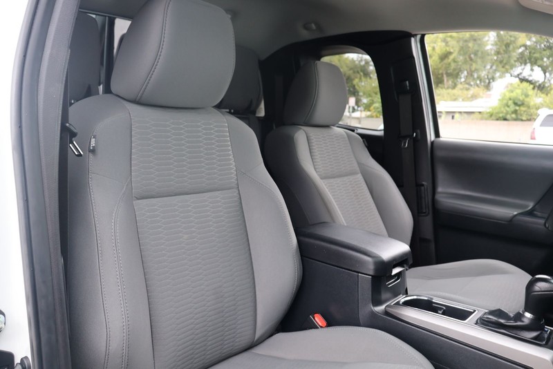 Toyota Tacoma Vehicle Full-screen Gallery Image 19