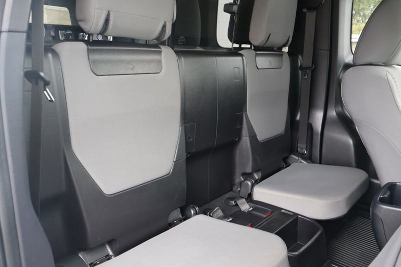 Toyota Tacoma Vehicle Full-screen Gallery Image 20