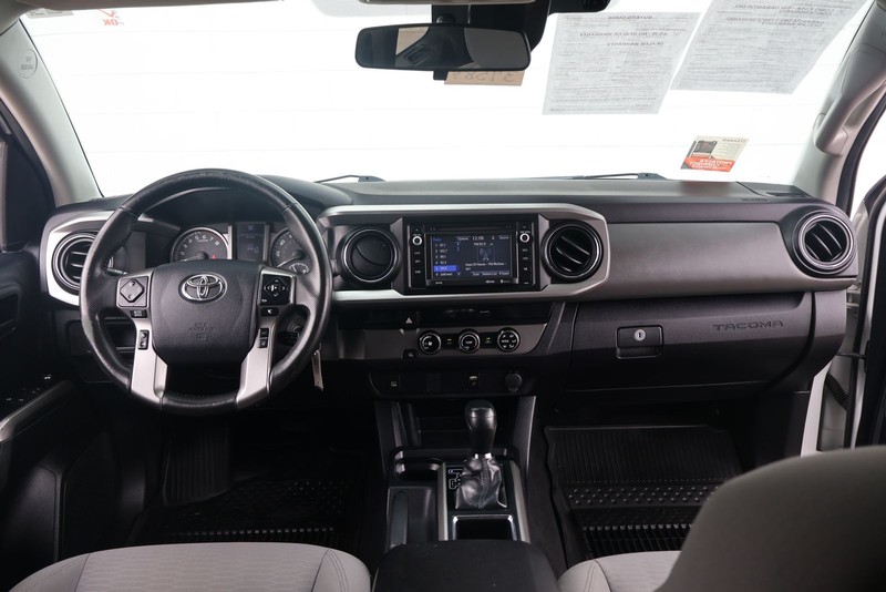Toyota Tacoma Vehicle Full-screen Gallery Image 21