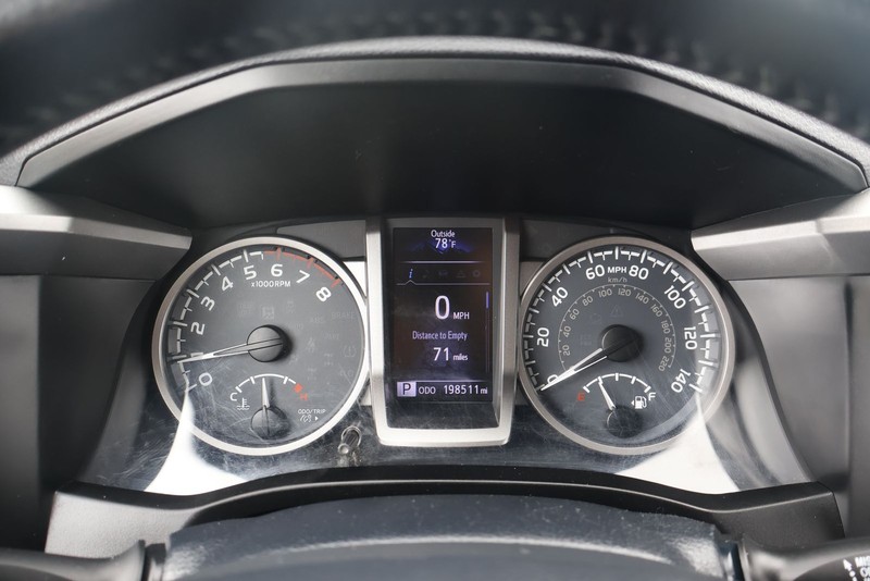 Toyota Tacoma Vehicle Full-screen Gallery Image 22
