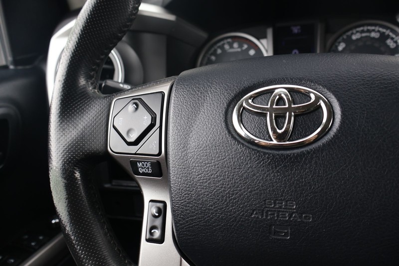 Toyota Tacoma Vehicle Full-screen Gallery Image 24