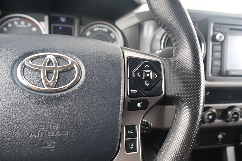 Toyota Tacoma Vehicle Full-screen Gallery Image 25