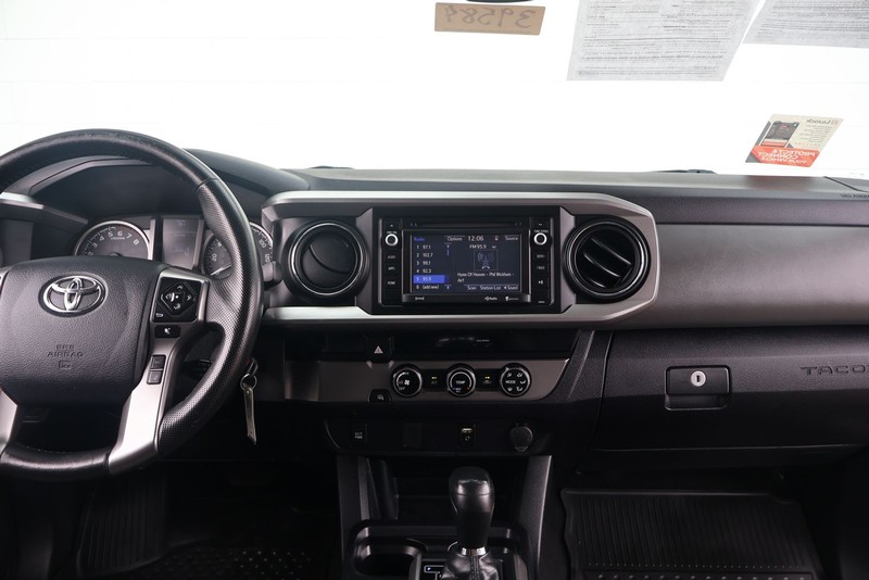 Toyota Tacoma Vehicle Full-screen Gallery Image 26