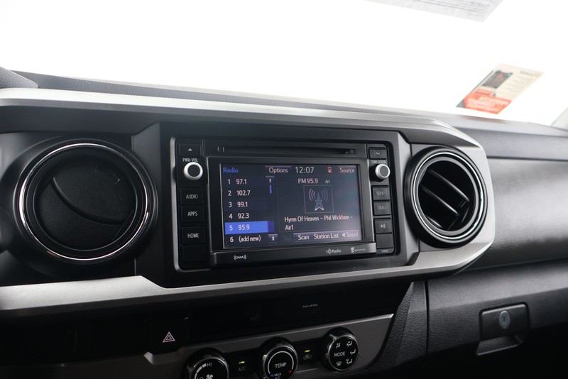 Toyota Tacoma Vehicle Full-screen Gallery Image 27