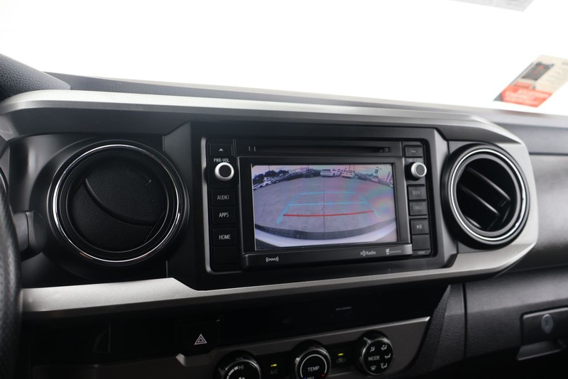 Toyota Tacoma Vehicle Full-screen Gallery Image 28
